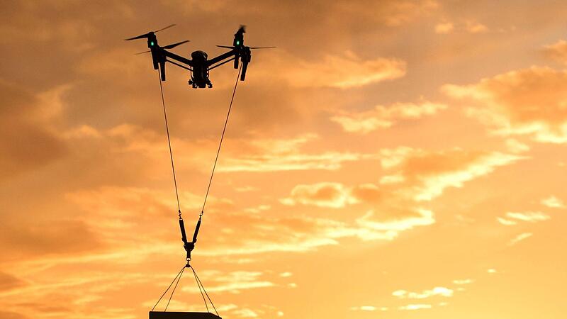 Pakete werden per Drohne zugestellt. Der Landkreis Bad Kissingen will mit einem Zukunftslabor aktuelle Trends wie den Einsatz von Drohnen und K&uuml;nstlicher Intelligenz koordinieren.