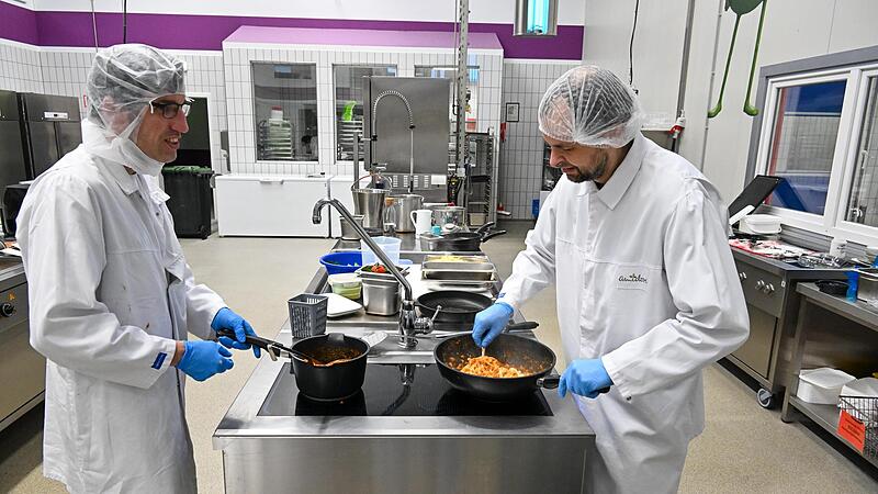 In der Testk&uuml;che bereiten Jochen Rosenbauer (links) und Jonas Bauer aus den veganen Produkten verschiedene Gerichte zu.