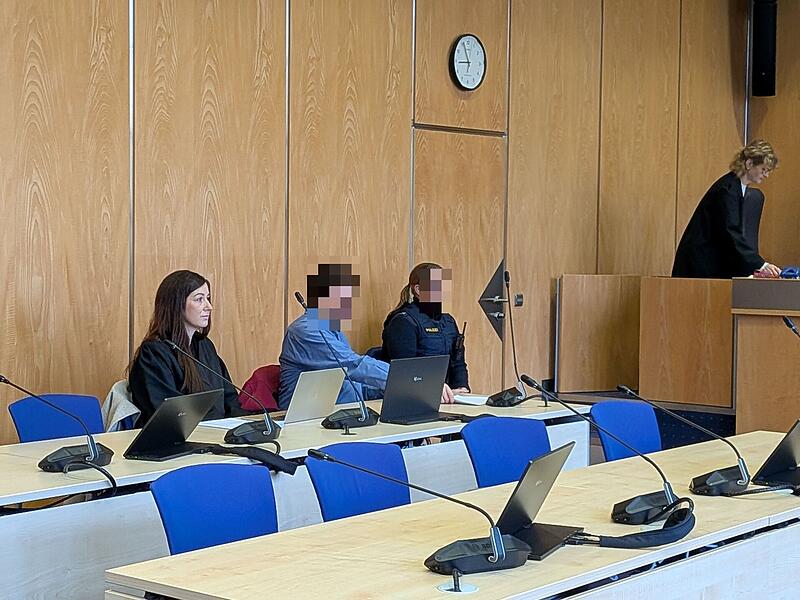 Der Angeklagte mit seiner Verteidigerin Janina Heeg am fünften Prozesstag.