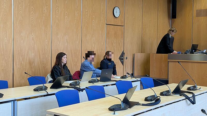 Der Angeklagte mit seiner Verteidigerin Janina Heeg am fünften Prozesstag.