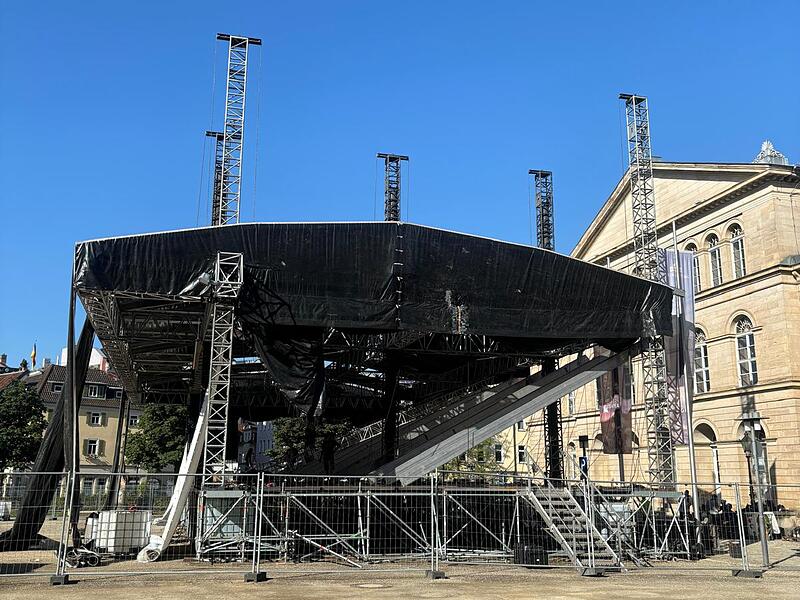 HUK-Coburg-Open-Air-Sommer 2024: Aufbau der B&uuml;hne auf dem Schlossplatz