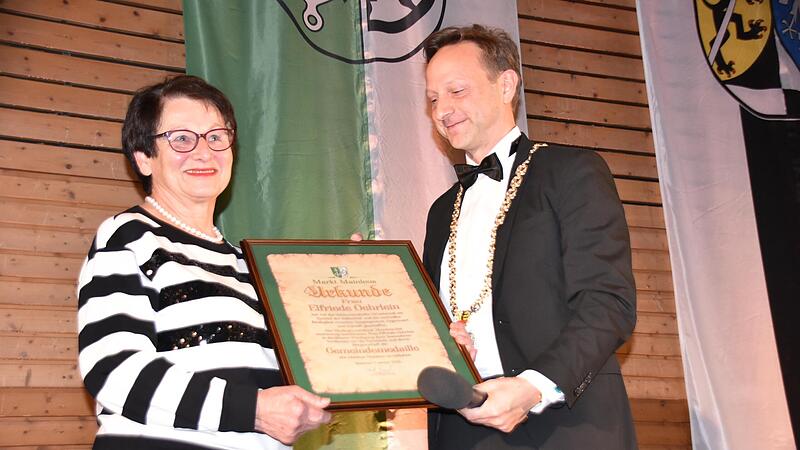Elfriede Oehrlein erhielt von B&uuml;rgermeister Robert Bosch die Gemeindemedaille.