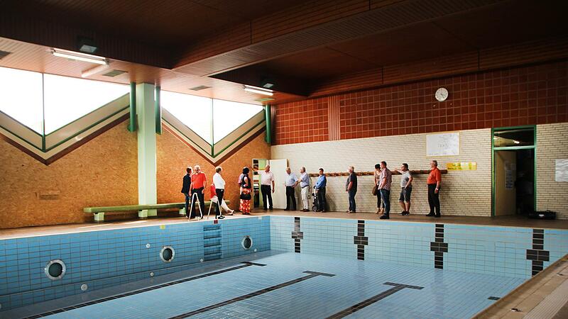 Rentiert es sich noch, das Höchstadter Hallenbad für viel Geld zu sanieren, oder wäre ein Neubau die bessere Lösung? Der Sportausschuss schaute sich vor Ort um.