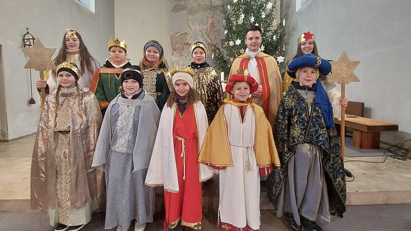 10 Sternsingern brachten die Friedensbotschaft von Weihnachten in die H&auml;user und sammelten Spenden f&uuml;r Kinder in aller Welt. Zuvor hatte Diakon Andy Theuer (hinten, zweiter von rechts) die Sternsinger im Rahmen einer Wortgottesfeier ausgesendet. Die Sternsinger in Sch&ouml;nderlinger freuten sich in diesem Jahr &uuml;ber neue k&ouml;nigliche Gew&auml;nder, die freundlicherweise die Kirchenstiftung Sch&ouml;nderling finanziert hatte.
