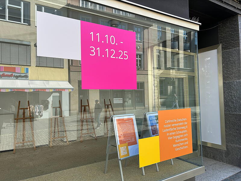 Ein Plakat, das bereits am Schaufenster im Steinweg 8 h&auml;ngt, verk&uuml;ndet: &bdquo;Hier begegnen sich Kunstwerke, Menschen und Geschichten.&ldquo;