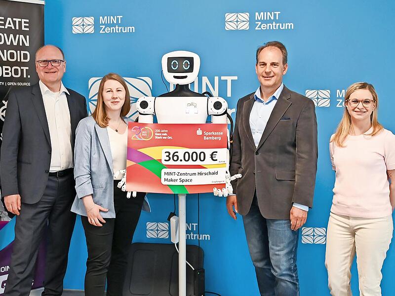 Stephan Kirchner (links) und Frank Seuling (Dritter von rechts) mit seinem Mint-Team und dem humanoiden Roboter „pib“ bei der symbolischen Scheckübergabe. Stephan Kirchner (links) und Frank Seuling (Dritter von rechts) mit seinem Mint-Team und dem humanoiden Roboter „pib“ bei der symbolischen Scheckübergabe.
