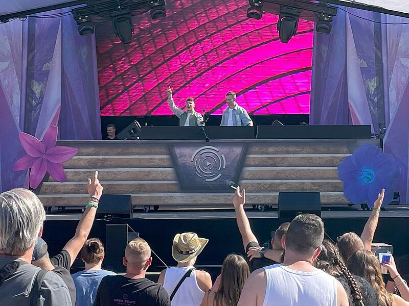 Open Beatz 2026 Gute Stimmung zum Festival-Auftakt. Das DJ-Duo Gestört aber Geil hat war am erstem Open Beatz Tag Teil des Nachmittagsprogramms.