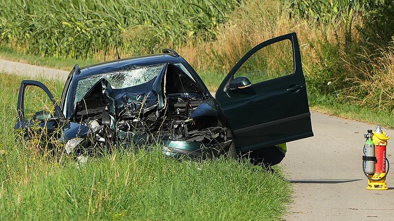 Motorradfahrer stirbt nach Zusammensto&szlig; mit Auto auf B300