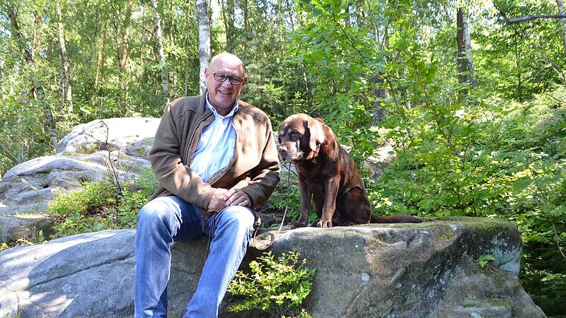Albert Schrenker mit seiner Labrador-Hündin Ella.