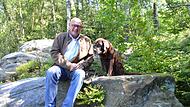 Albert Schrenker mit seiner Labrador-Hündin Ella.