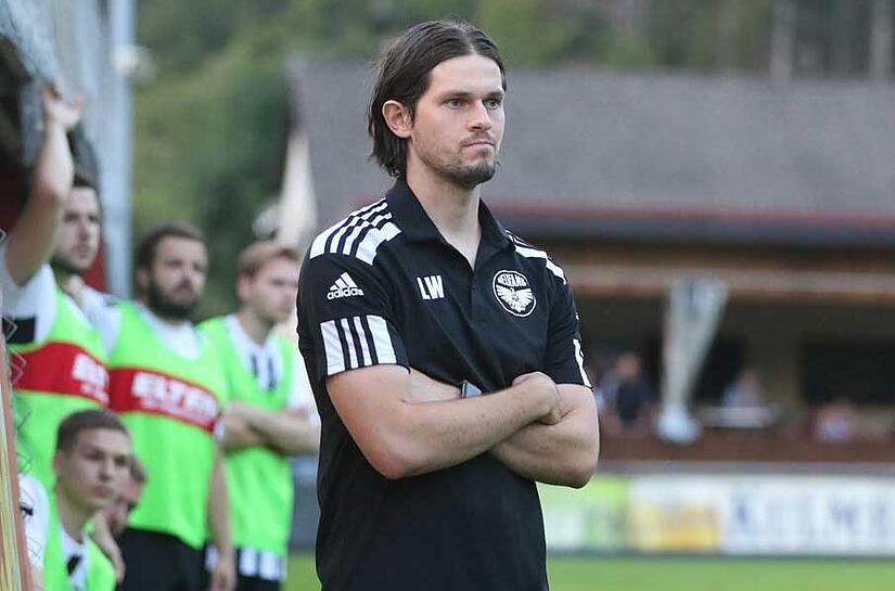 Lukas Wich, Spielertrainer der DJK SV Neufang, steht momentan verletzungsbedingt noch am Spielfeldrand, hofft aber, nach der Wintervorbereitung auf dem Rasen mitmischen zu können.