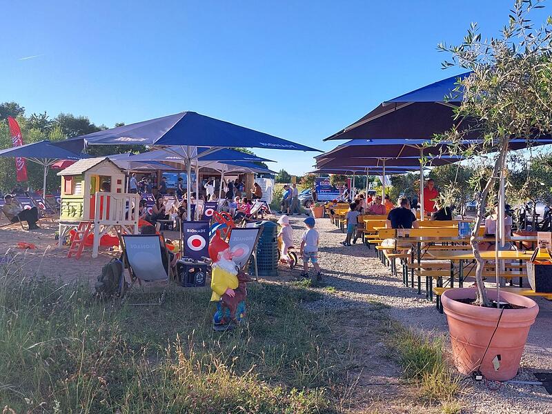 Der „Goldstrand“ ist kein fest errichtetes Café, sondern ein für den Sommer zugelassener Pop-up-Biergarten. Der „Goldstrand“ ist kein fest errichtetes Café, sondern ein für den Sommer zugelassener Pop-up-Biergarten.