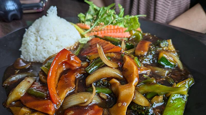 Die Portionen sind groß, die Gemüse- und Salatbeilagen werden frisch zubereitet.