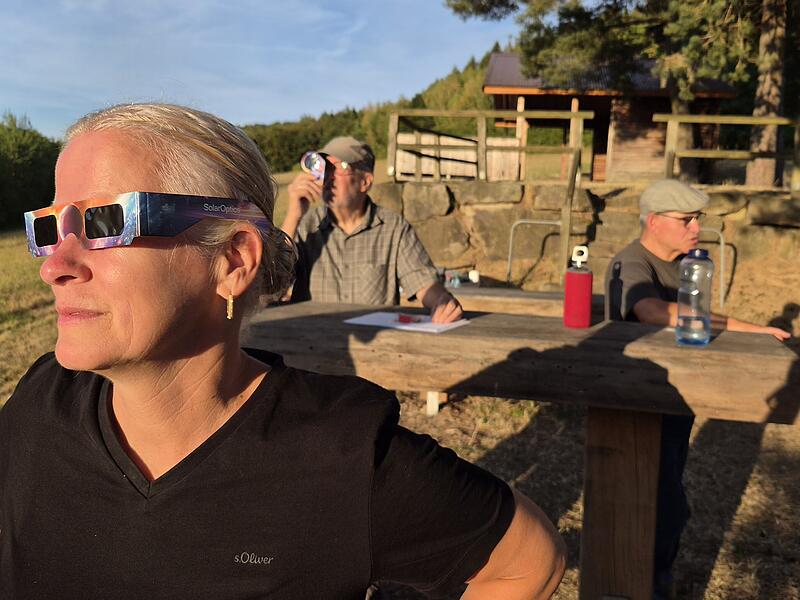 An der Grillh&uuml;tte Edelruh in Bad Br&uuml;ckenau haben am 12. August 2026 Interessierte die Sonnenfinsternis beobachtet.