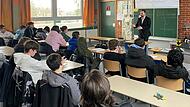 Markus H&uuml;mpfer im Gespr&auml;ch mit den Sch&uuml;lerinnen und Sch&uuml;lern der M9 und M10 der Mittelschule Wiesentheid.