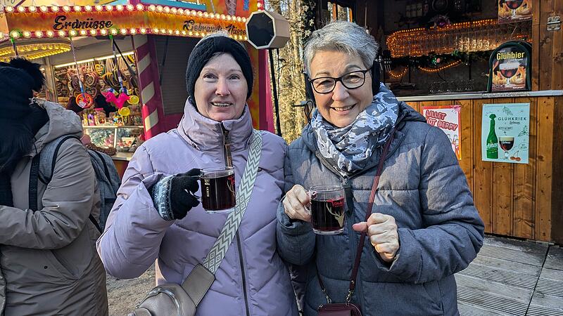 Winterzauber im Kellerwald: Diese zwei Gäste ließen sich bei strahlendem Sonnenschein einen Glühwein schmecken.
