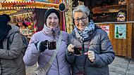 Winterzauber im Kellerwald: Diese zwei Gäste ließen sich bei strahlendem Sonnenschein einen Glühwein schmecken.
