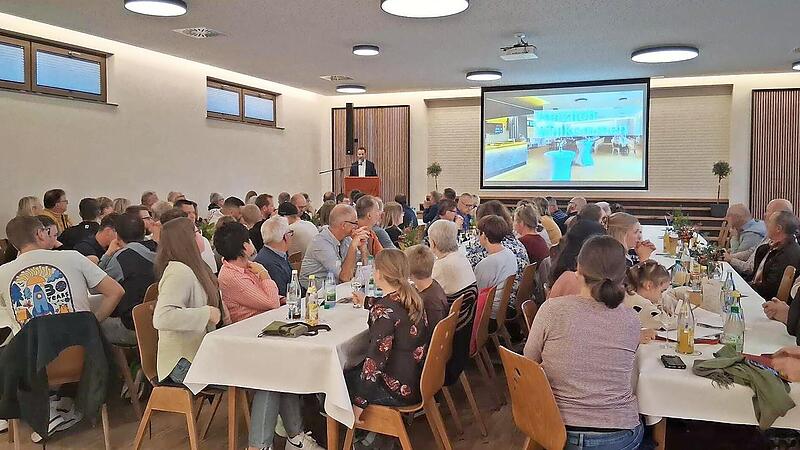 Simon Beck schilderte im neuen Vereinsheim die jahrelange Planung, die vielen Herausforderungen und die enge Zusammenarbeit zwischen Vereinen, Gemeinde und Fördergebern.