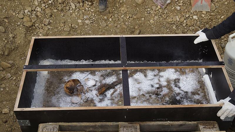 Der geeiste Block wird für den Transport nach Memmelsdorf in eine Kiste gepackt.