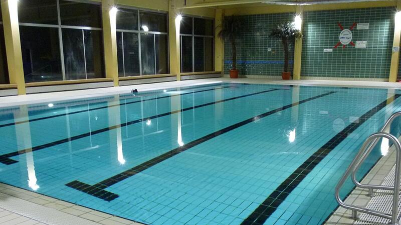 Das Schicksal des Hallenbads in Gr&auml;fenberg ist entschieden: Die Schwimmhalle wird abgerissen und bei der Ritter-Wirnt-Realschule neu gebaut. Der Kreis hat seine Unterst&uuml;tzung zugesichert.Forchheim & Fr&auml;nkische Schweiz