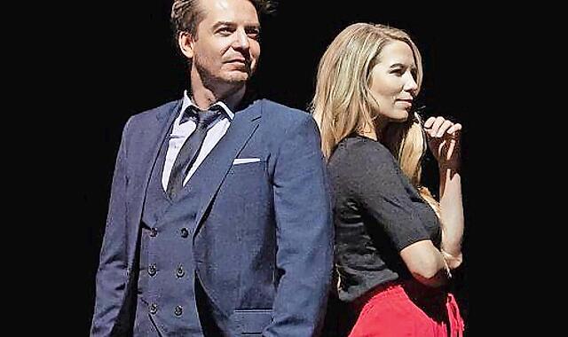 Alexander Stevens und Jacqueline Belle präsentieren auf der Bühne echte Kriminalfälle. Alexander Stevens und Jacqueline Belle präsentieren auf der Bühne echte Kriminalfälle.