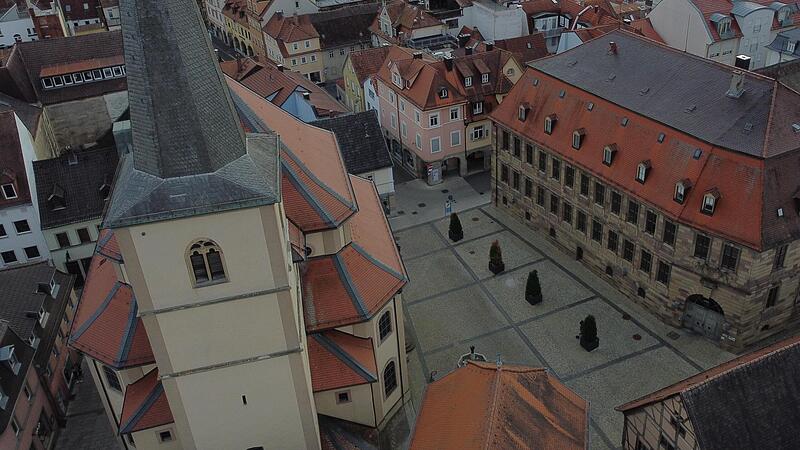 Der Rathausplatz zwischen Jakobuskirche und Neuem Rathaus.