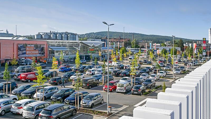 Das LEZ 14 am Laubanger verfügt über einen riesigen Parkplatz – und doch kann es zu Stoßzeiten auch hier mal eng werden. Das LEZ 14 am Laubanger verfügt über einen riesigen Parkplatz – und doch kann es zu Stoßzeiten auch hier mal eng werden.