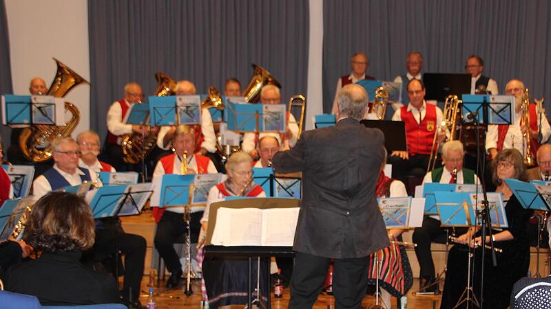 Als wahrer Publikumsmagnet erwies sich das Weihnachtskonzert des Senioren-Blasorchesters Unterfranken, das nicht nur den gro&szlig;en Saal der Musikakademie, sondern auch noch die G&auml;nge f&uuml;llte.