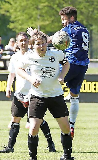 Tobias Hofmann (weiß), hier im Trikot der ehemaligen SG Heldritt/Bad Rodach, war der goldene Schütze zum 1:0 gegen Sonnefeld. Tobias Hofmann (weiß), hier im Trikot der ehemaligen SG Heldritt/Bad Rodach, war der goldene Schütze zum 1:0 gegen Sonnefeld.