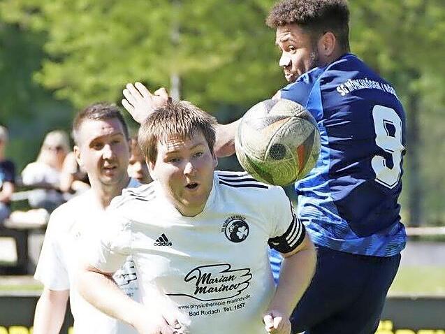 Tobias Hofmann (wei&szlig;), hier im Trikot der ehemaligen SG Heldritt/Bad Rodach, war der goldene Sch&uuml;tze zum 1:0 gegen Sonnefeld.