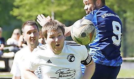 Tobias Hofmann (wei&szlig;), hier im Trikot der ehemaligen SG Heldritt/Bad Rodach, war der goldene Sch&uuml;tze zum 1:0 gegen Sonnefeld.