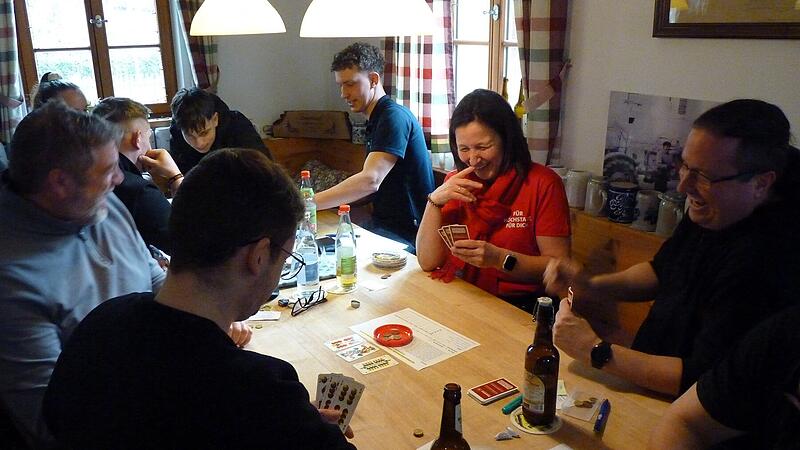 Andrea Niedt de Matos hat sichtlich Spa&szlig; beim Schnauzspielen in H&ouml;chstadt.