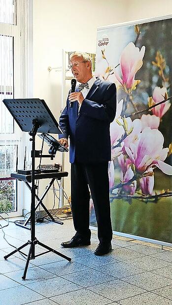 Tenor Wolfgang Graf aus Bamberg trat im Wohn- und Pflegeheim Unteres Tor in Ha&szlig;furt auf.