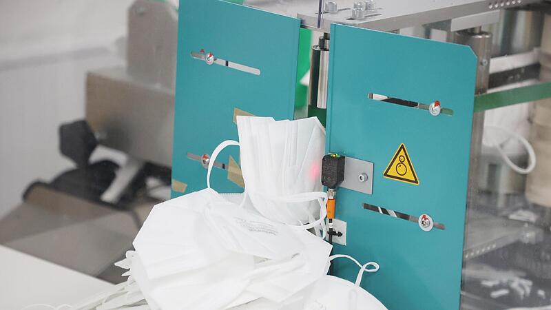 Die Maske ist das Mittel der Wahl, wenn Corona-Infizierte sich nicht zuhause isolieren wollen. Das gilt in Bayern auch für Schüler. Die Maske ist das Mittel der Wahl, wenn Corona-Infizierte sich nicht zuhause isolieren wollen. Das gilt in Bayern auch für Schüler.