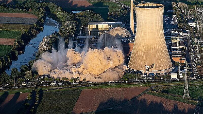 Exklusive Luftaufnahmen der Sprengung der K&uuml;hlt&uuml;rme des Atomkraftwerks Grafenrheinfeld