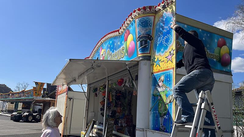 Karl Keller (rechts) baut seinen Wagen für das Frühlingsfest auf dem Bleichrasen in Hammelburg auf. Ab Freitag können bei ihm Luftballons mit Pfeilen beworfen werden. Karl Keller (rechts) baut seinen Wagen für das Frühlingsfest auf dem Bleichrasen in Hammelburg auf. Ab Freitag können bei ihm Luftballons mit Pfeilen beworfen werden.
