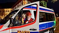 Der Fahrzeugwart des Wünschewagens, Jürgen Nopper, kam als Nikolaus „getarnt“.