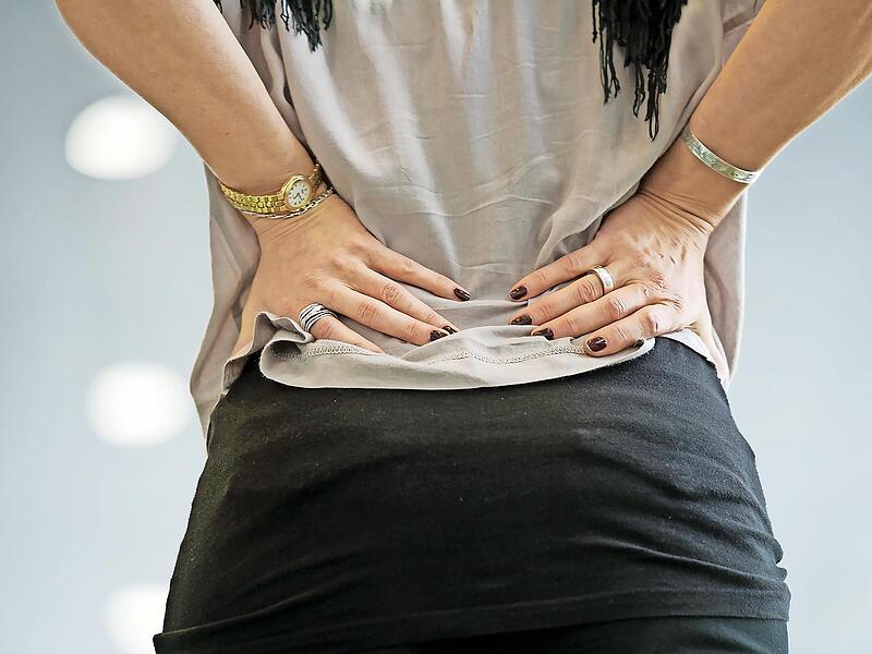 Wer viel sitzt im Alltag, kann schnell R&uuml;ckenprobleme bekommen. Ein Seminar der Akademie Barbara Stamm besch&auml;ftigt sich mit dem Thema und will mit dem Bewegungskonzept Kinaesthetics und dem Lernansatz Quint helfen.