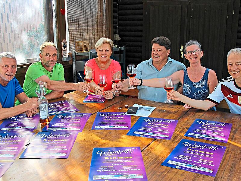 Das Organisationsteam des Lionsclubs hat die Vorbereitungen f&uuml;r das Weinfest m Griff und l&auml;dt die B&uuml;rger aus nah und fern ein. Von Links: Gerhard Kre&szlig;, Hans-J&uuml;rgen Heidenreich, Irene H&auml;usler, Thomas Hawel, Jos&eacute;e Sp&eacute;nard-Kuhlow und Robert Koch. And...