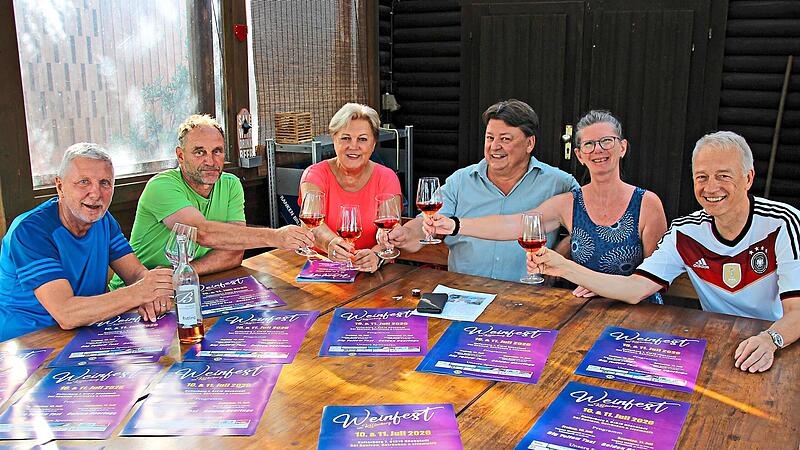 Das Organisationsteam des Lionsclubs hat die Vorbereitungen für das Weinfest m Griff und lädt die Bürger aus nah und fern ein. Von Links: Gerhard Kreß, Hans-Jürgen Heidenreich, Irene Häusler, Thomas Hawel, Josée Spénard-Kuhlow und Robert Koch. And... Das Organisationsteam des Lionsclubs hat die Vorbereitungen für das Weinfest m Griff und lädt die Bürger aus nah und fern ein. Von Links: Gerhard Kreß, Hans-Jürgen Heidenreich, Irene Häusler, Thomas Hawel, Josée Spénard-Kuhlow und Robert Koch. And...