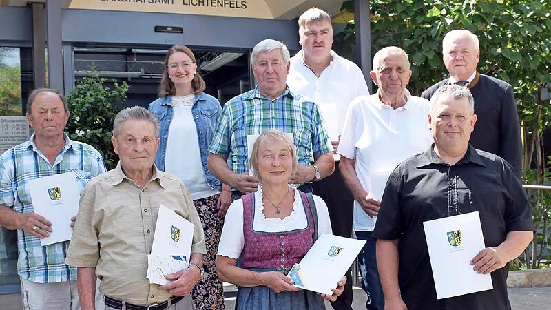 Für 25-jährige Tätigkeit als Feldgeschworene zeichnete der Stellvertreter des Landrats, Helmut Fischer (hinten rechts), Johann Betz aus Lahm, Martha Brückner aus Schönsreuth, Georg Denscheilmann aus Isling, Hans-Josef Dinkel aus Reundorf, Adolf Hö... Für 25-jährige Tätigkeit als Feldgeschworene zeichnete der Stellvertreter des Landrats, Helmut Fischer (hinten rechts), Johann Betz aus Lahm, Martha Brückner aus Schönsreuth, Georg Denscheilmann aus Isling, Hans-Josef Dinkel aus Reundorf, Adolf Hö...