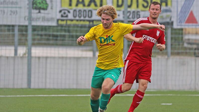 Der DJKler Simon Heumann (links) spielt den Ball heraus. Der Staffelsteiner Torj&auml;ger Simon Fischer kann nur zusehen.