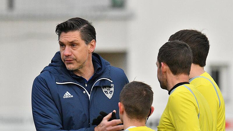 Mönchrödens Trainer Achim Engel haderte mit der roten Karte gegen Louis Göhring. Mönchrödens Trainer Achim Engel haderte mit der roten Karte gegen Louis Göhring.