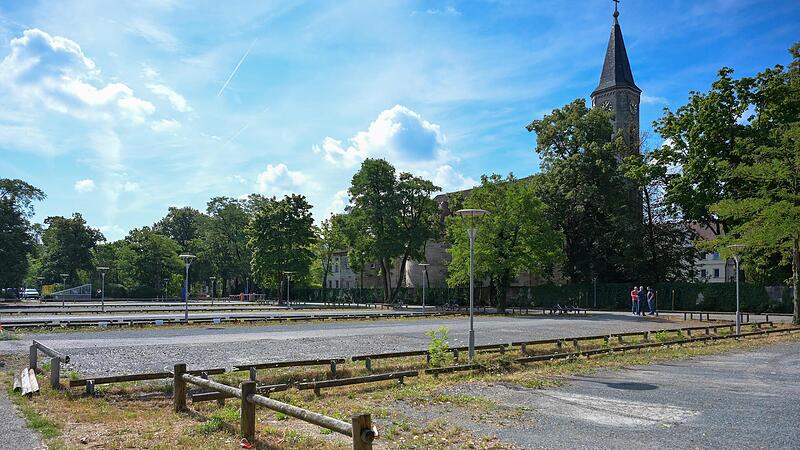 Die Fläche ist freigeräumt. Hier soll das moderne Parkhaus für die Klinik entstehen.