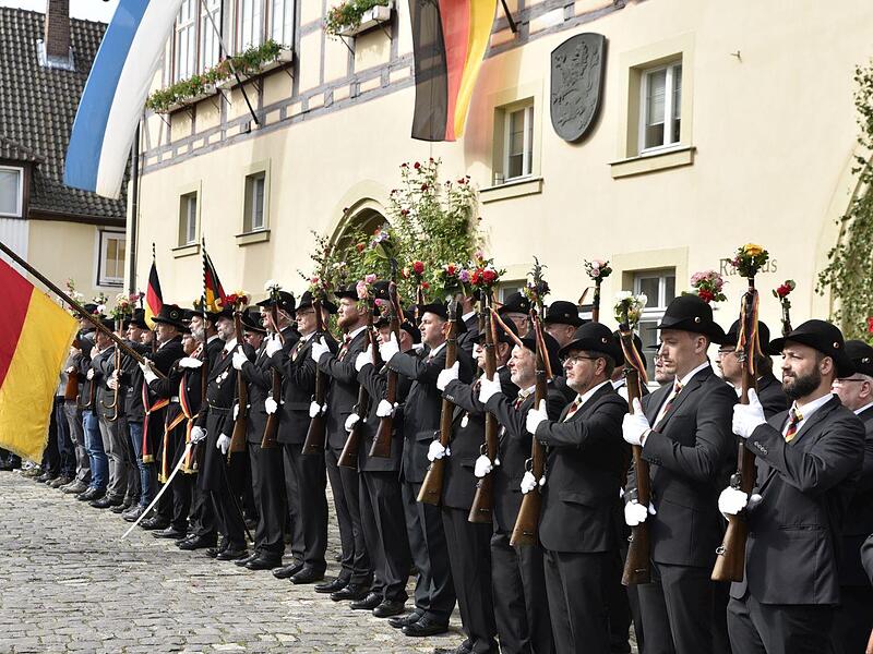 Es geht den Teilnehmern des Bürgerwehrauszugs und auch den Zuschauern unter die Haut, wenn sich die Bürgerwehrfahne am Marktplatz zum Lied vom Kameraden senkt.