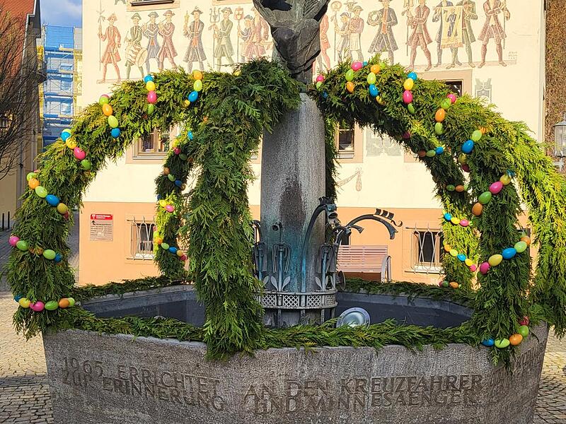 Der Osterbrunnen auf dem Bad Kissinger Rathausplatz
