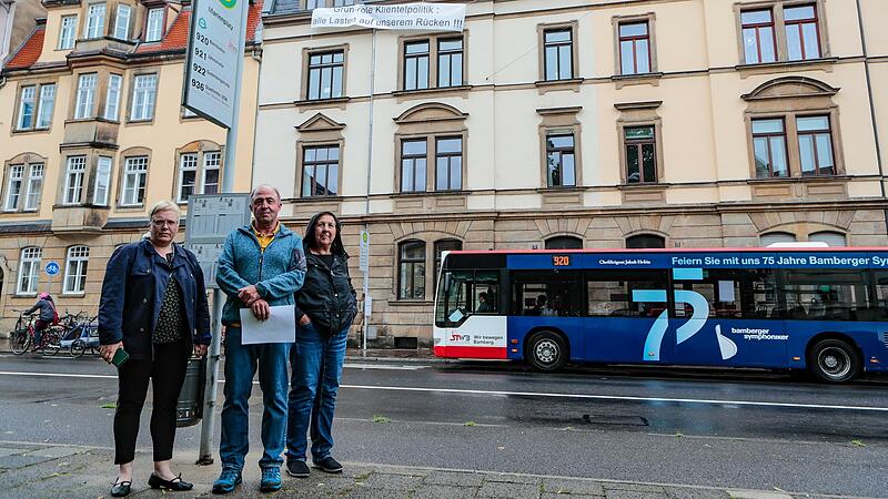 Anwohner um Nicole Waletzko, Josef Biegert und Hilde Stiegler (v.l.) protestieren am Marienplatz auch mit Plakat (im Hintergrund) gegen die Haltestellen.