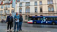 Anwohner um Nicole Waletzko, Josef Biegert und Hilde Stiegler (v.l.) protestieren am Marienplatz auch mit Plakat (im Hintergrund) gegen die Haltestellen.