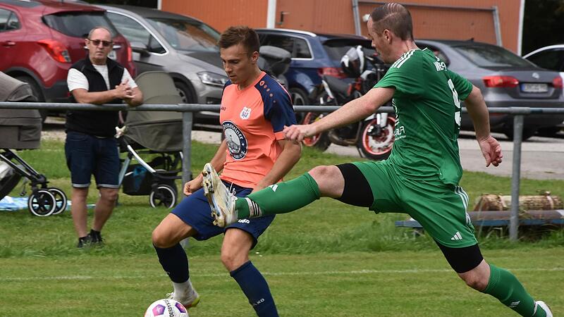 Geschwands Nikolai Reichel sucht die Lücke, doch Gästeverteidiger Adrian Bayerlein (grün) springt in die Parade.Forchheim & Fränkische Schweiz Geschwands Nikolai Reichel sucht die Lücke, doch Gästeverteidiger Adrian Bayerlein (grün) springt in die Parade.Forchheim & Fränkische Schweiz