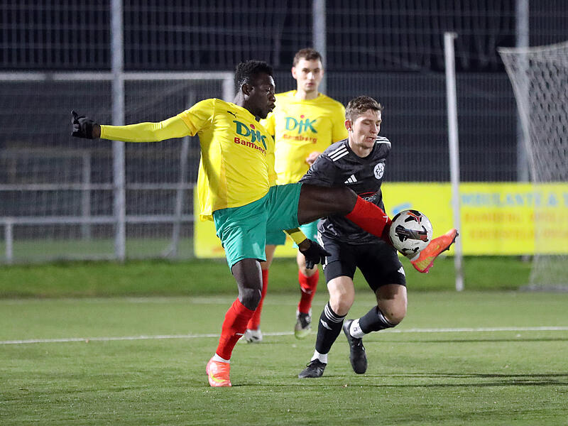 Yaya Tontongou von der DJK Bamberg kommt vor Felix Lausch vom FC Lichtenfels an den Ball.